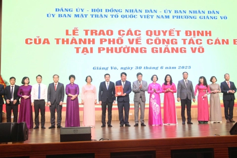 Lãnh đạo TP Hà Nội trao các quyết định về công tác cán bộ tại phường Giảng Võ