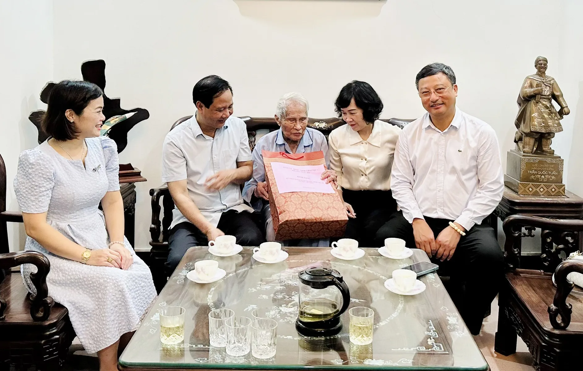 Phường Ngọc Hà: đẩy mạnh xã hội hóa công tác chăm sóc gia đình chính sách, người có công