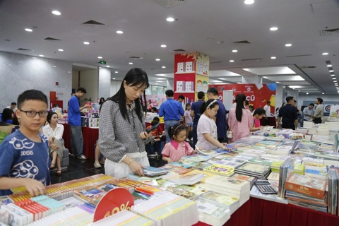 Tưng bừng hội sách chào mừng 100 năm Báo chí Cách mạng Việt Nam 