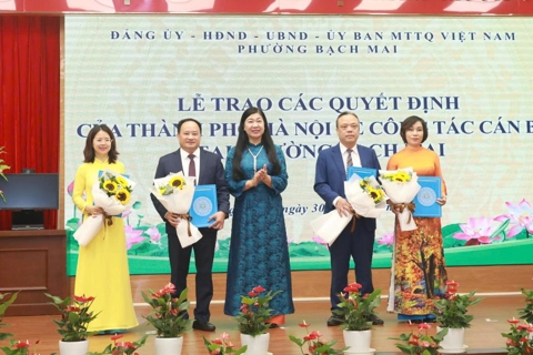 Hà Nội: trao các quyết định về công tác cán bộ tại phường Bạch Mai (mới)