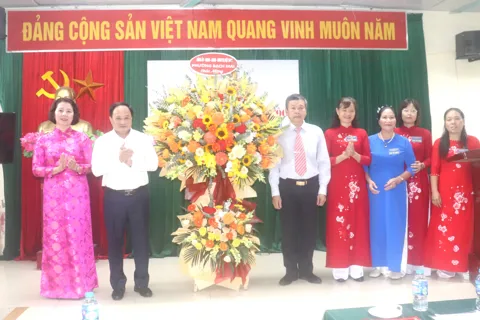 Bí thư Đảng ủy phường Bạch Mai chung vui với người dân trong Ngày hội Đại đoàn kết