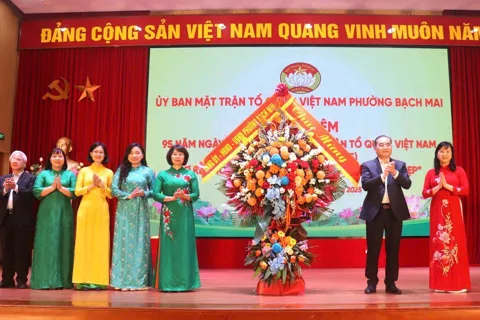Phường Bạch Mai: khen thưởng nhiều tập thể trong thi đua tự quản xây dựng địa bàn dân cư "sáng - xanh - sạch - đẹp” 
