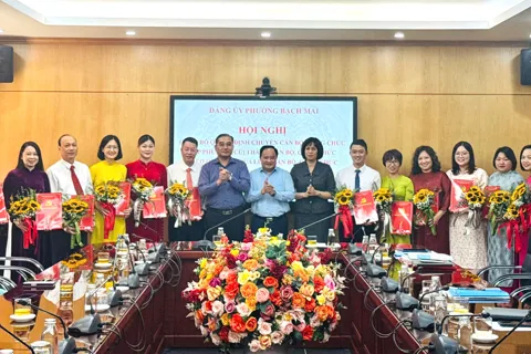 Phường Bạch Mai trao quyết định chuyển cán bộ, công chức cấp xã (cũ) thành cán bộ công chức theo Luật mới