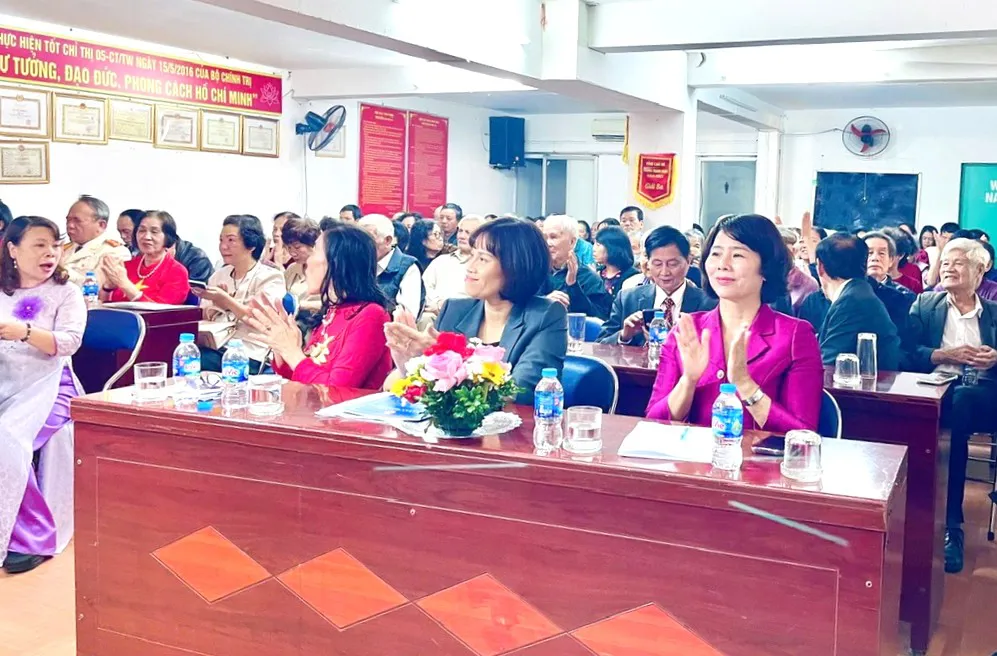 Chủ tịch UBND phường Bạch Mai chung vui, trao quà hỗ trợ hộ dân khó khăn trong Ngày hội Đại đoàn kết