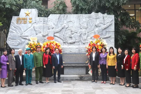 Phường Bạch Mai: dâng hoa ôn lại truyền thống hào hùng của quân, dân Liên khu II những ngày Toàn quốc kháng chiến