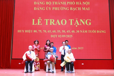 Lãnh đạo TP Hà Nội trao Huy hiệu Đảng tặng đảng viên lão thành phường Bạch Mai