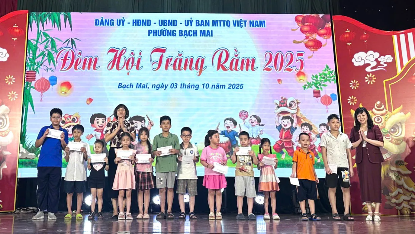 Phường Bạch Mai tưng bừng "Đêm hội trăng rằm", trao tặng quà Trung thu tới hàng trăm em nhỏ
