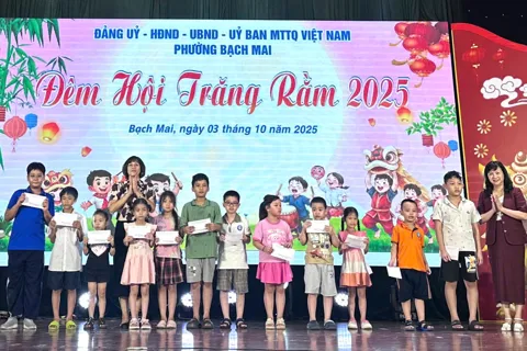 Phường Bạch Mai tưng bừng "Đêm hội trăng rằm", trao tặng quà Trung thu tới hàng trăm em nhỏ