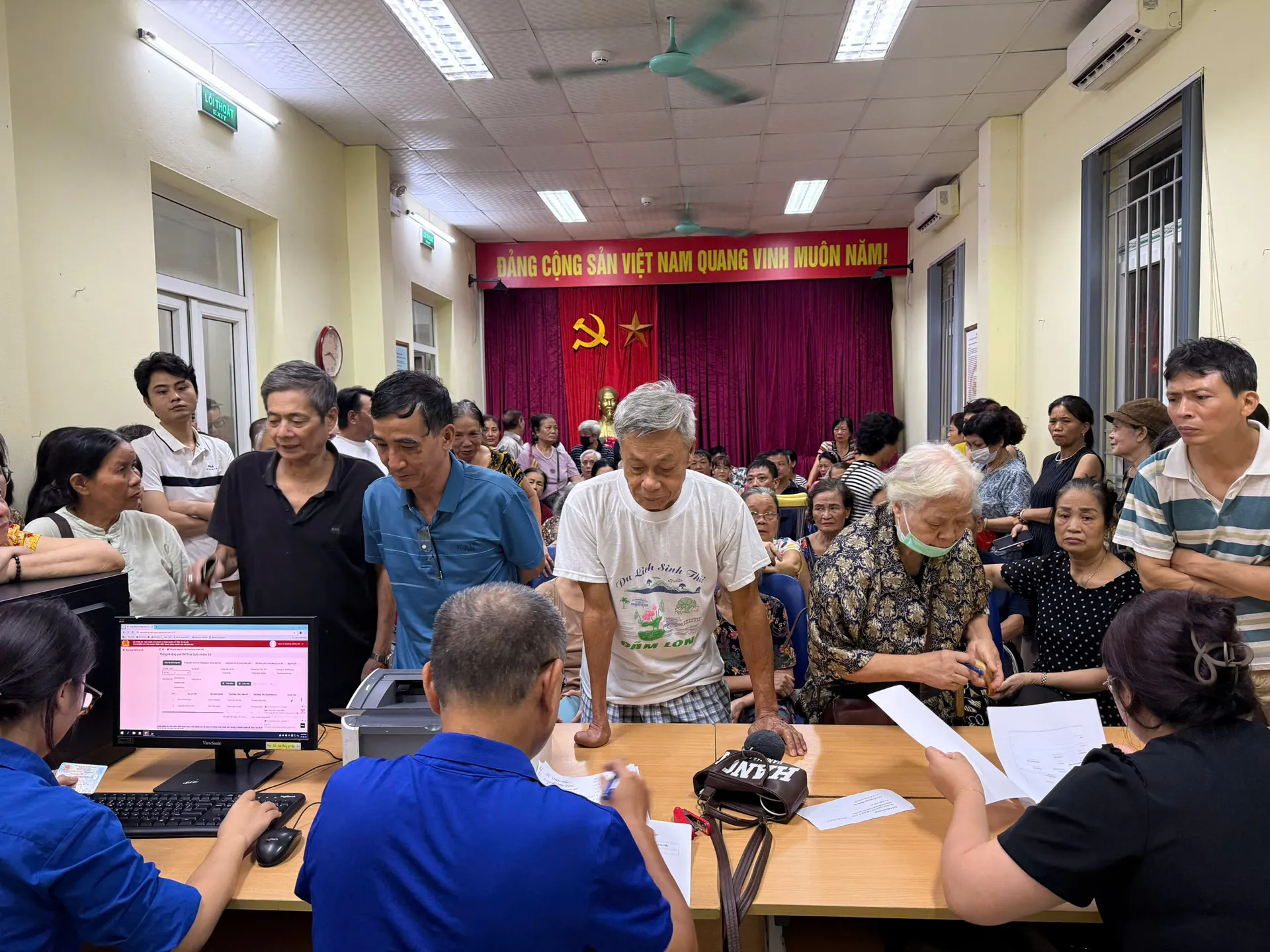 Phường Bạch Mai: triển khai 4 điểm phát quà tặng dịp Quốc khánh cho người dân