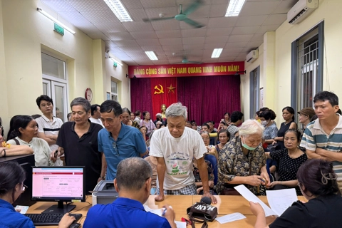 Phường Bạch Mai: triển khai 4 điểm phát quà tặng dịp Quốc khánh cho người dân
