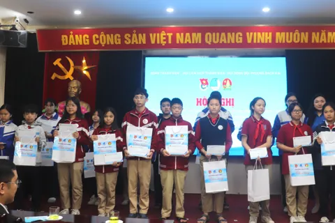 Phường Bạch Mai: tặng 50 suất quà cho học sinh có hoàn cảnh khó khăn 
