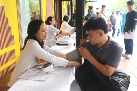 Khám sức khỏe thực hiện nghĩa vụ quân sự, công an Nhân dân cho hơn 400 thanh niên các phường Bạch Mai, Hai Bà Trưng, Vĩnh Tuy, Tương Mai