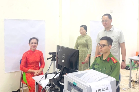 Phường Bạch Mai: làm việc liên tục 3 ca từ sáng đến đêm để phục vụ đổi Thẻ đảng viên