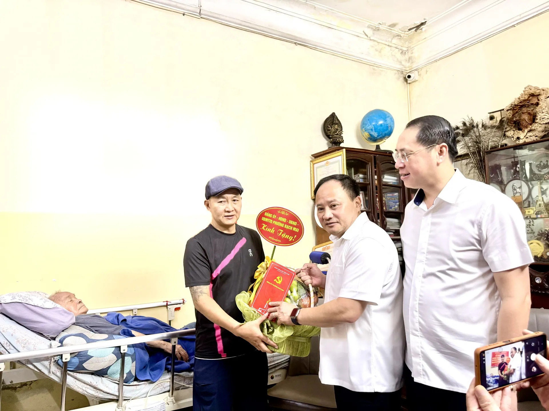 Phường Bạch Mai tri ân, tặng quà người có công nhân kỷ niệm 80 năm Quốc khánh