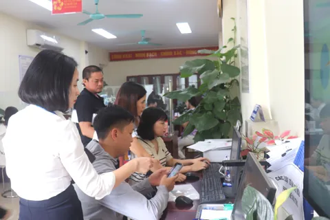 Thực hiện chính quyền địa phương 2 cấp, phường Long Biên phục vụ người dân theo phương châm "5 dễ"
