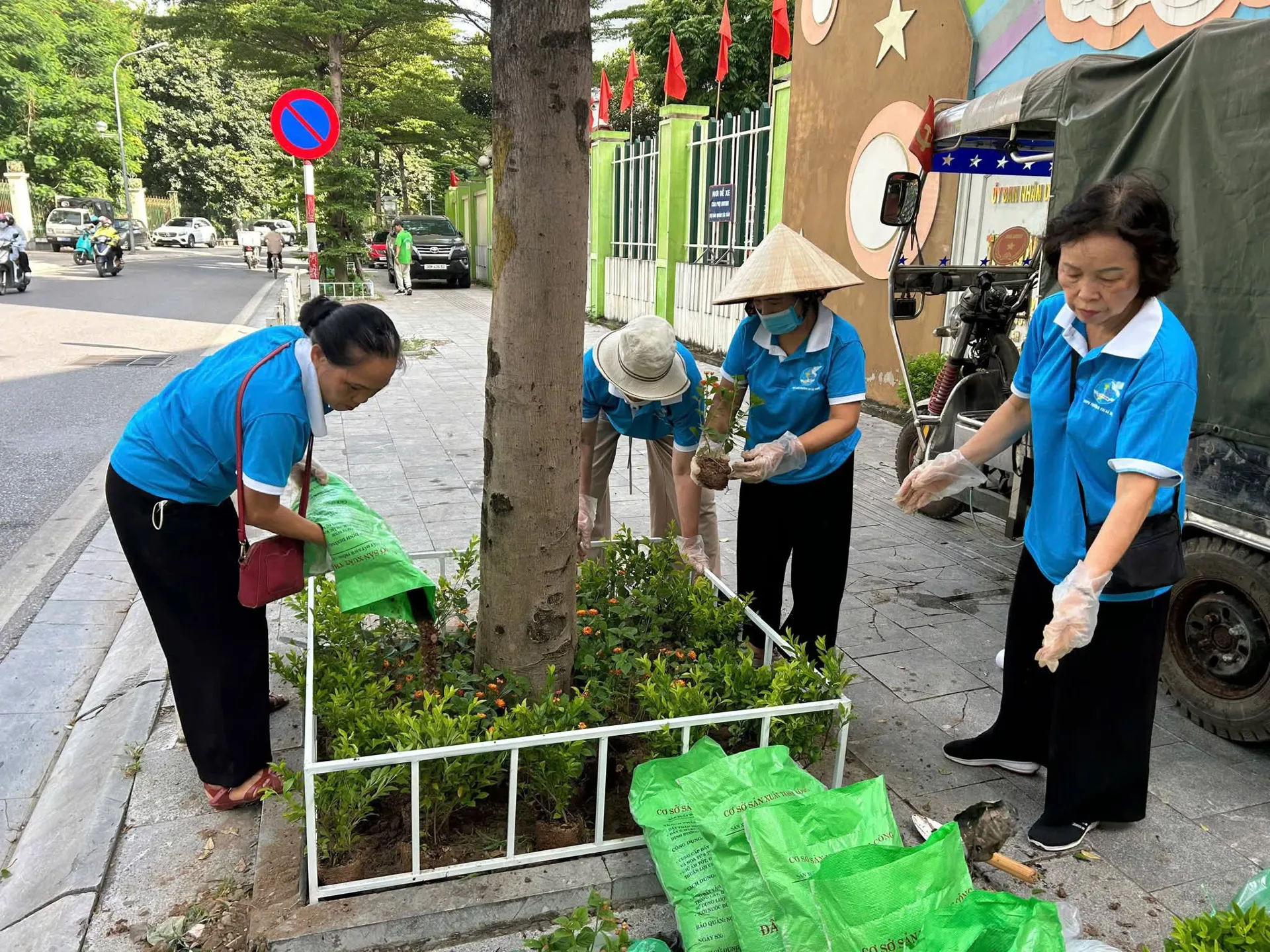 Phường Hai Bà Trưng: đông đảo lực lượng chung tay thực hiện “Đường hoa Đại đoàn kết”