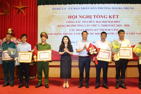 Phường Hai Bà Trưng khen thưởng nhiều tập thể, cá nhân trong tổ chức Đại hội Đảng bộ phường, các hoạt động kỷ niệm Quốc khánh 
