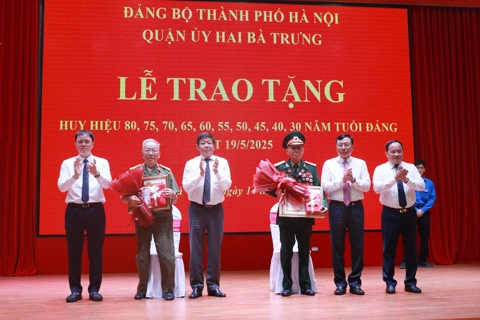 Lãnh đạo TP Hà Nội trao huy hiệu Đảng tặng đảng viên lão thành quận Hai Bà Trưng
