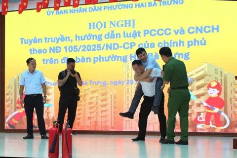Phường Hai Bà Trưng: Tăng hướng dẫn để cán bộ cơ sở, chủ hộ kinh doanh trở thành tuyên truyền viên phòng cháy, chữa cháy