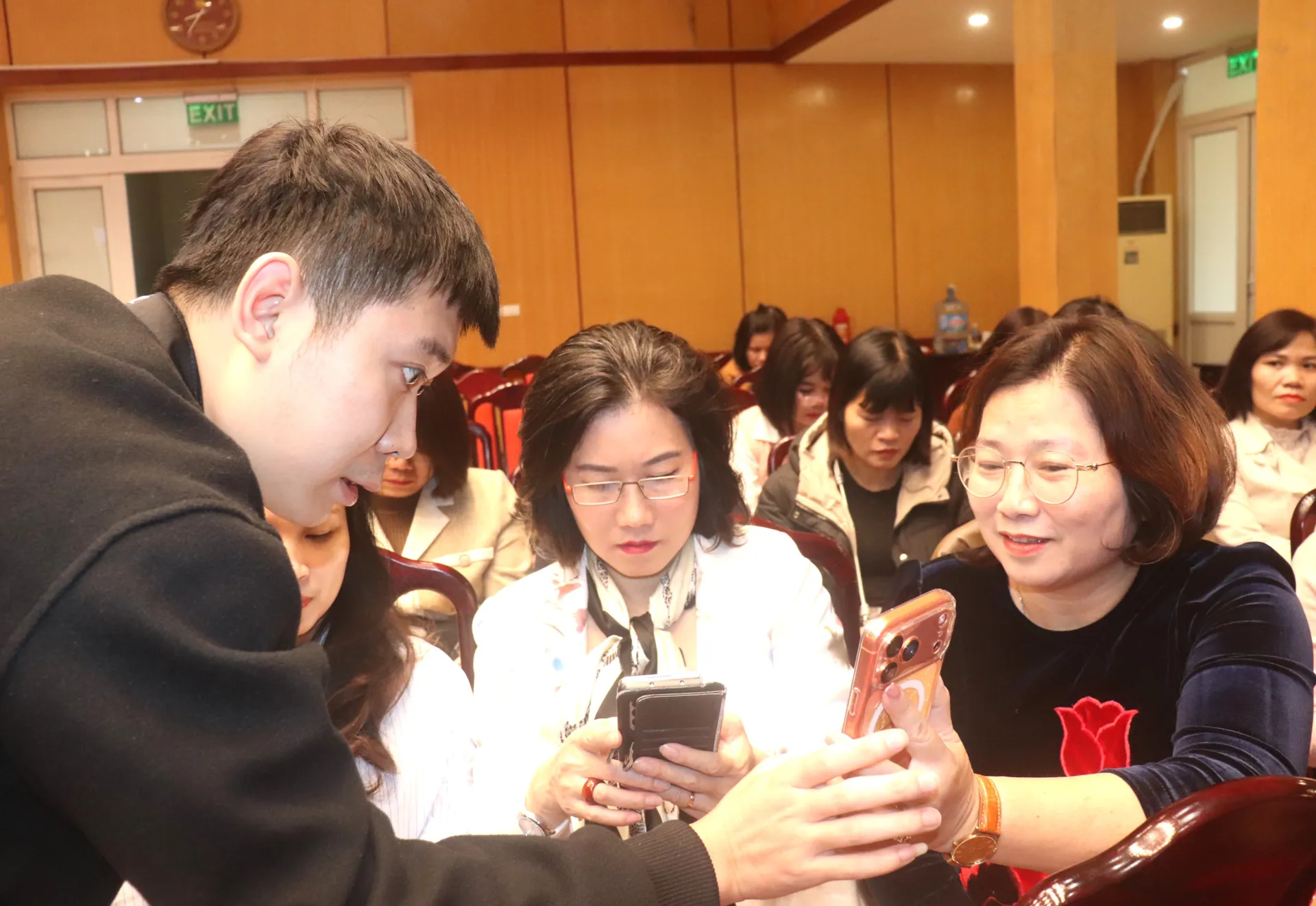 Cán bộ, công chức phường Hai Bà Trưng được tập huấn về chuyển đổi số, ứng dụng trí tuệ nhân tạo: xác định "học thật, làm thật"