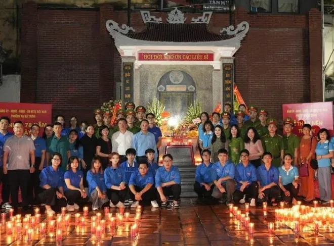 Phường Hai Bà Trưng tổ chức dâng hương, thắp nến tri ân các anh hùng liệt sĩ