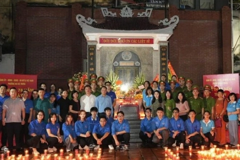 Phường Hai Bà Trưng tổ chức dâng hương, thắp nến tri ân các anh hùng liệt sĩ