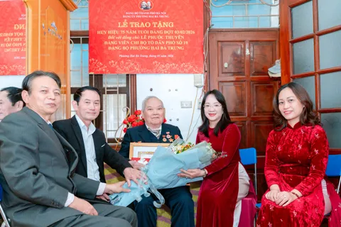 Lãnh đạo phường Hai Bà Trưng trao tặng Huy hiệu Đảng tặng 2 đảng viên lão thành tại nhà riêng
