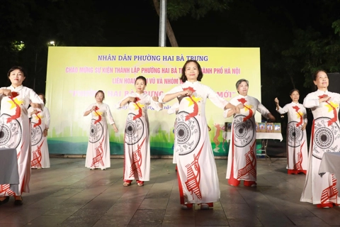Cán bộ, Nhân dân phường Hai Bà Trưng vui mừng chào đón sự kiện thành lập phường 