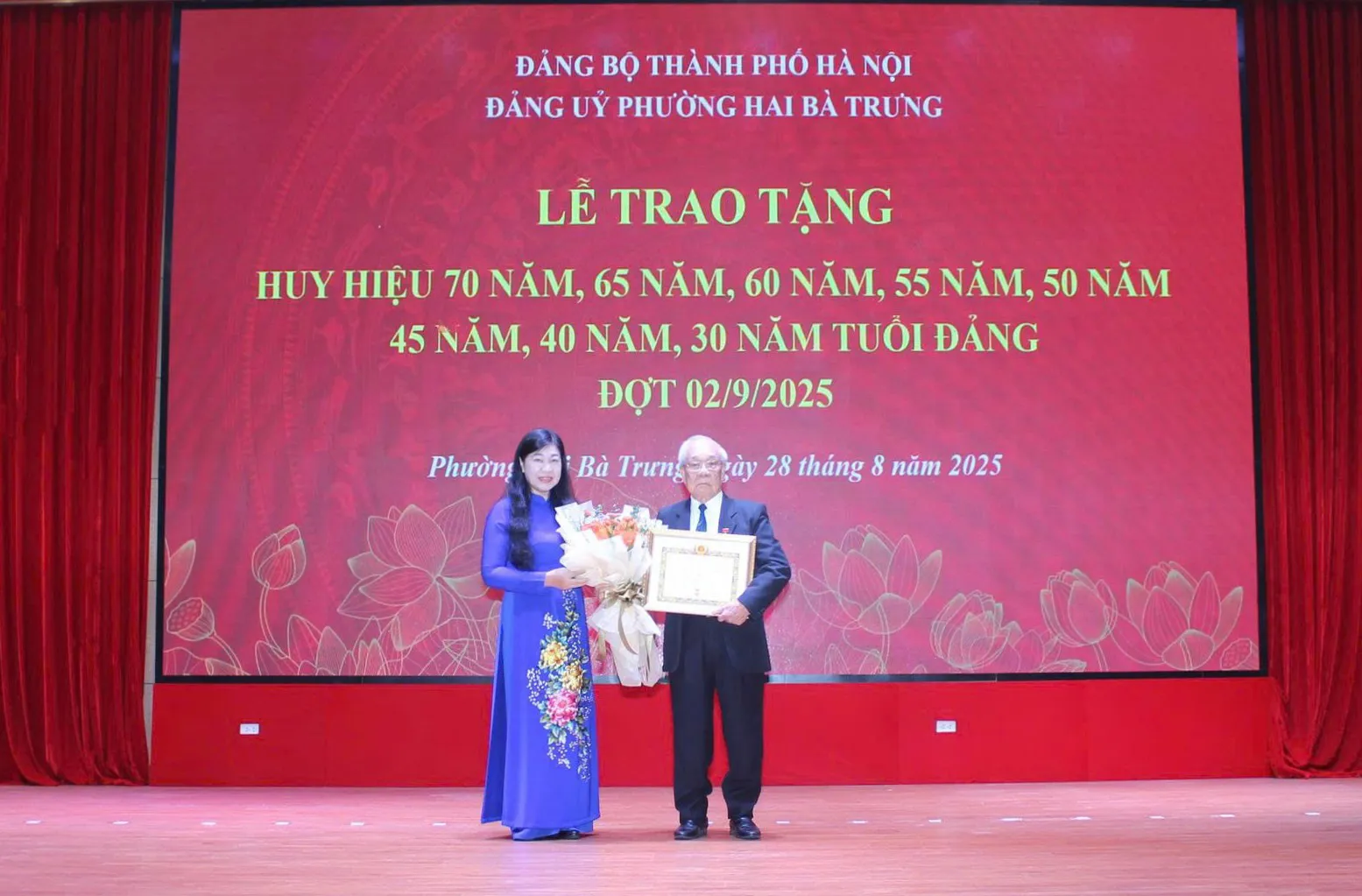 Hà Nội: lãnh đạo Thành phố trao Huy hiệu Đảng tặng đảng viên lão thành phường Hai Bà Trưng