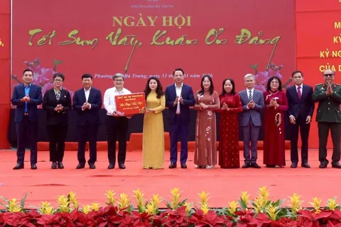 Ngày hội “Tết sum vầy, Xuân ơn Đảng” phường Hai Bà Trưng: mang "Tết ấm" đến với người dân hoàn cảnh khó khăn
