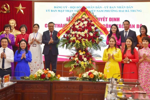 Chủ tịch UBND Thành phố Hà Nội trao quyết định công tác nhân sự tại phường Hai Bà Trưng 
