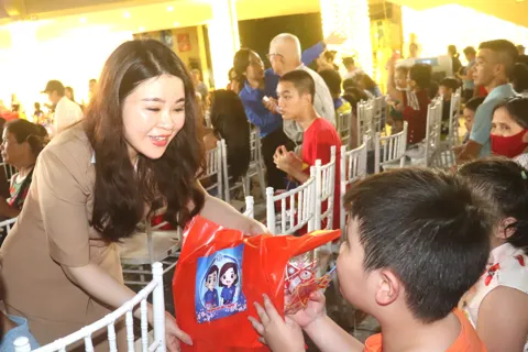 Phường Hai Bà Trưng mang Trung thu ấm áp đến với những thiếu nhi có hoàn cảnh đặc biệt
