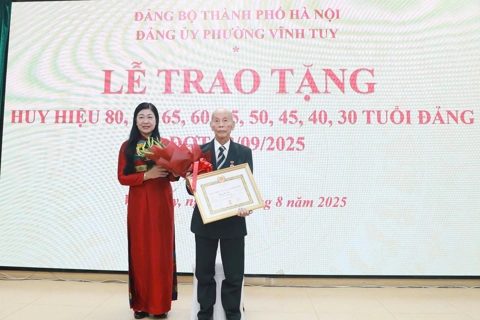Lãnh đạo TP Hà Nội trao Huy hiệu Đảng tặng các đảng viên lão thành phường Vĩnh Tuy