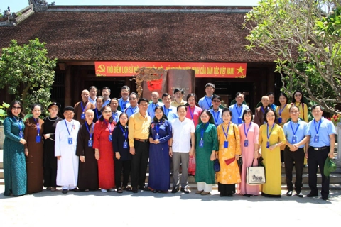 Đoàn Mặt trận Tổ quốc TP Hà Nội tri ân quê Bác, trao quà học sinh khó khăn