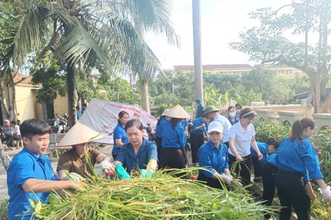 Hà Nội: Cán bộ Mặt trận tích cực ra quân “Ngày cuối tuần xanh tháng 7”