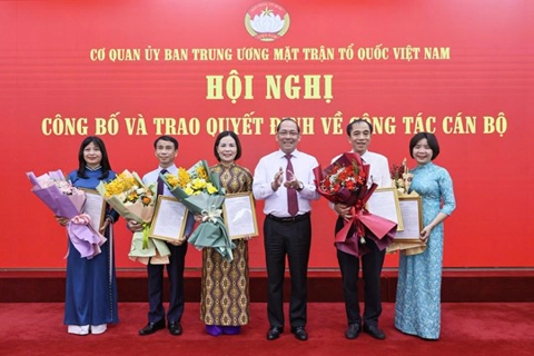 Trao quyết định cho cán bộ Mặt trận nghỉ hưu trước tuổi theo Nghị định 178/2024/NĐ-CP