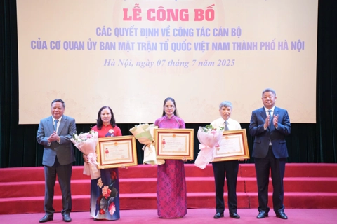 Hà Nội: Công bố các quyết định về công tác cán bộ cơ quan Ủy ban Mặt trận Tổ quốc Việt Nam TP