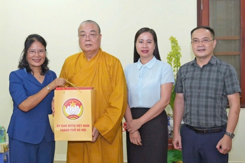 Hà Nội: Lãnh đạo Mặt trận Tổ quốc TP thăm, tặng quà chức sắc tôn giáo là thân nhân liệt sĩ