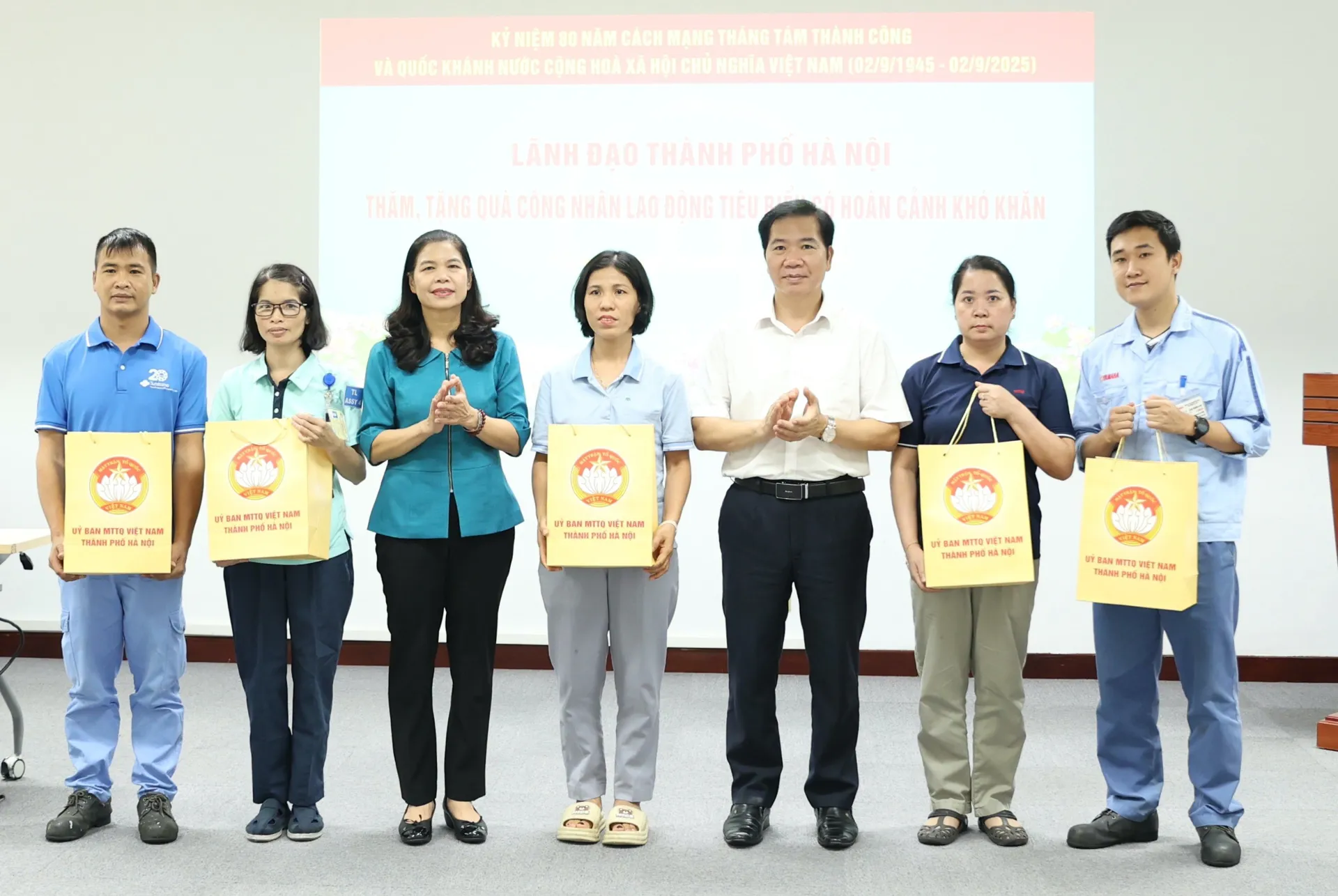 Hà Nội: lãnh đạo Mặt trận Tổ quốc Thành phố tặng quà công nhân, người lao động tiêu biểu