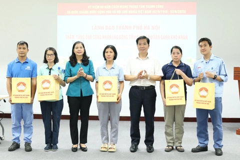 Hà Nội: lãnh đạo Mặt trận Tổ quốc Thành phố tặng quà công nhân, người lao động tiêu biểu
