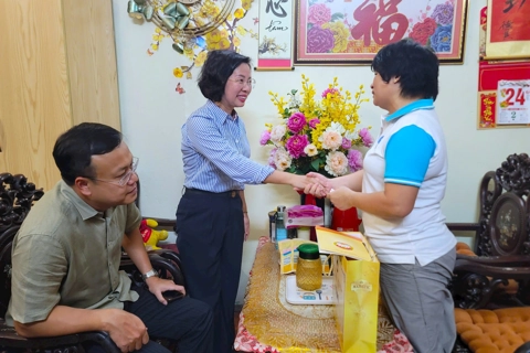 Phó Chủ tịch Thường trực Ủy ban Mặt trận Tổ quốc TP Hà Nội tặng quà cá nhân tiêu biểu phường Ba Đình