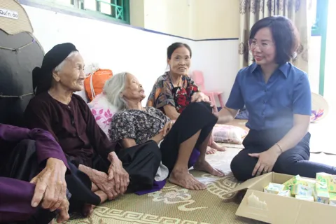 Hà Nội: người dân xúc động trước sự quan tâm kịp thời của lãnh đạo Mặt trận Tổ quốc Thành phố