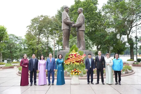 Hà Nội: Ủy ban Mặt trận Tổ quốc Thành phố tổ chức sinh hoạt truyền thống và dâng hoa tưởng niệm Bác Hồ - Bác Tôn