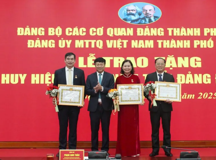 Đảng bộ Ủy ban Mặt trận Tổ quốc Việt Nam TP Hà Nội trao Huy hiệu Đảng tặng 4 đảng viên tiêu biểu