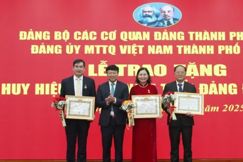 Đảng bộ Ủy ban Mặt trận Tổ quốc Việt Nam TP Hà Nội trao Huy hiệu Đảng tặng 4 đảng viên tiêu biểu