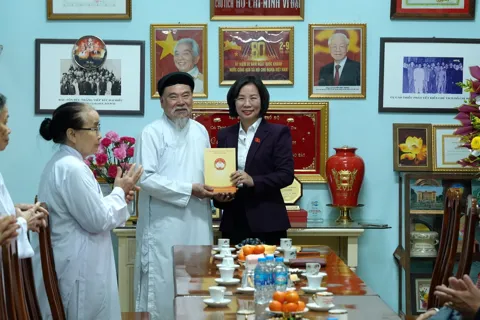 Chủ tịch Ủy ban Mặt trận Tổ quốc Việt Nam TP Hà Nội thăm, chúc mừng Họ đạo Cao Đài Thủ đô Hà Nội