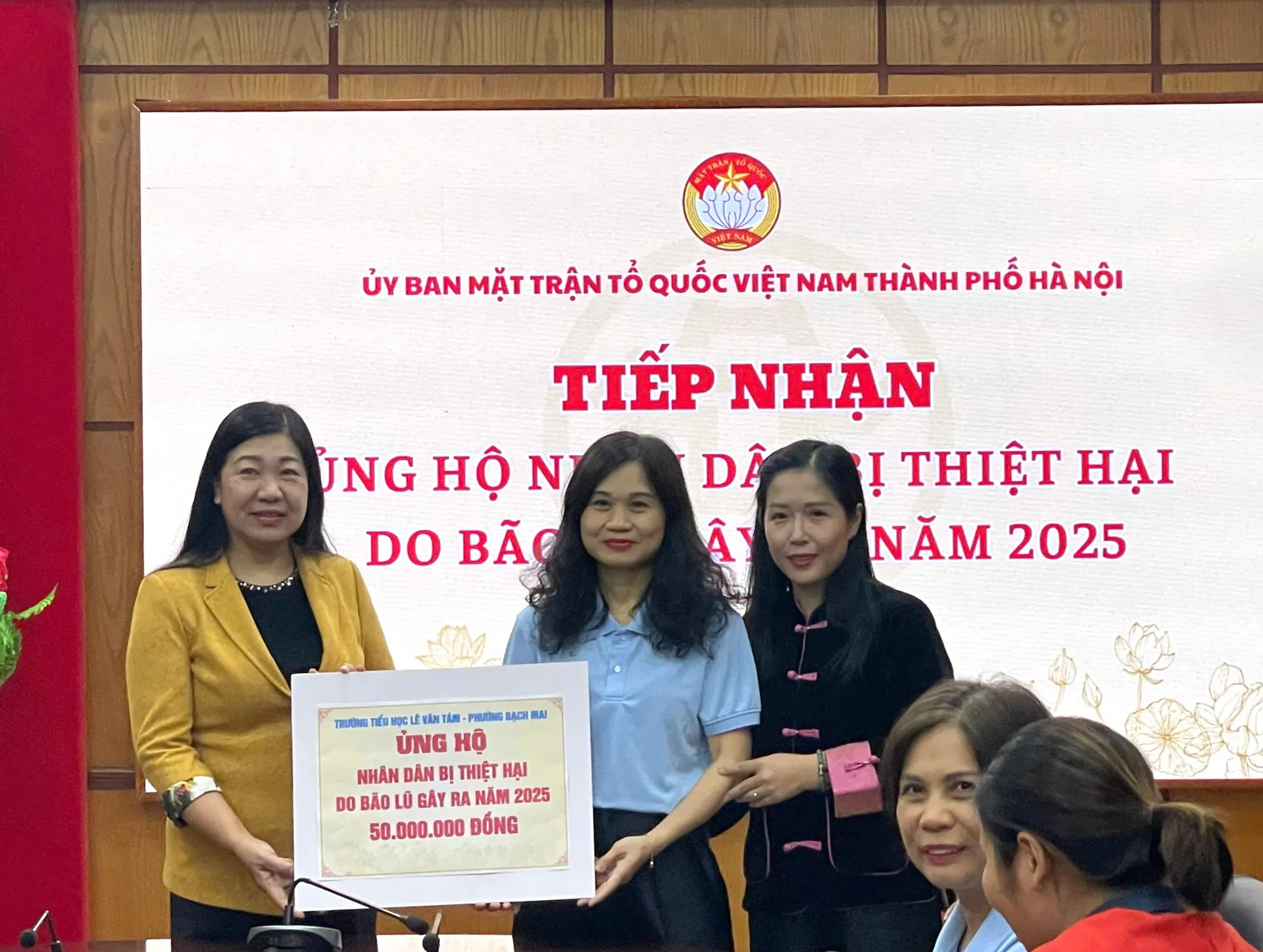 Hà Nội: Thêm nhiều tổ chức, cá nhân ủng hộ đồng bào chịu ảnh hưởng bởi bão lũ thông qua MTTQ Thành phố