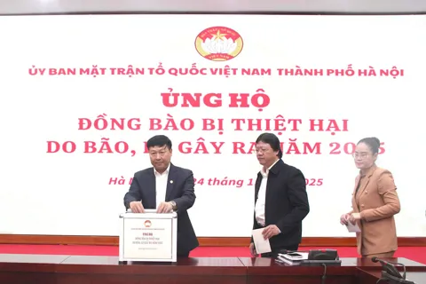 Cơ quan Ủy ban Mặt trận Tổ quốc Việt Nam TP Hà Nội ủng hộ đồng bào bị thiệt hại do bão, lũ