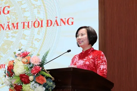 Chủ tịch Ủy ban Mặt trận Tổ quốc Việt Nam TP Hà Nội trao Huy hiệu Đảng tặng đảng viên lão thành phường Tây Hồ