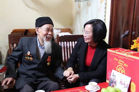 Đoàn công tác TP Hà Nội thăm, tặng quà Tết 3 trường hợp người có công tại phường Sơn Tây
